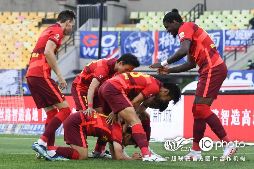 الأهلي المصري يهزم النجم الساحلي بستة أهداف ويتأهل لنهائي دوري أبطال أفريقيا